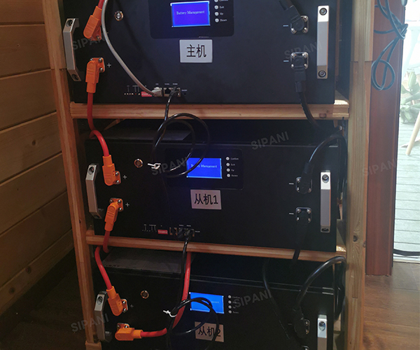 Ключевая роль стоечных и настенных аккумуляторов в серверных стойках