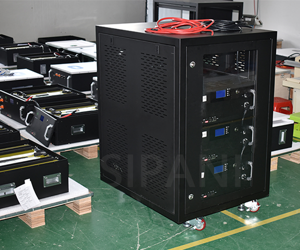 Преимущества стоечных и настенных батарей для серверных стоек