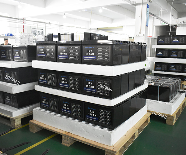 Выбор между батареями для монтажа в стойку, батареями для настенного монтажа и батареями для серверной стойки