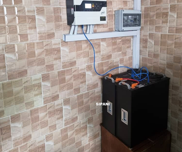 Аккумулятор 48v 100ah в ОАЭ, установленный в стойку, работал с инвертором 5KW