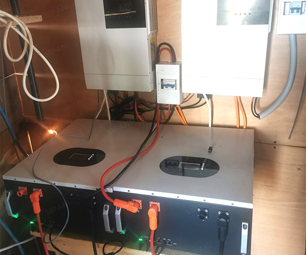 Инверторы мощностью 5 кВт, включенные параллельно, и использование двух аккумуляторов энергии 51,2 В, 150 Ач.