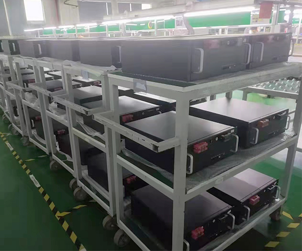 Важность и преимущества резервного батарейного питания для стоечных серверных стоек